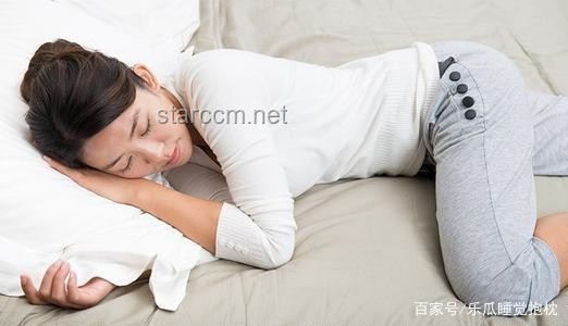 这4个最伤脊柱的姿势，你每天都在做？：蜷缩睡姿、低头玩手机、跷二郎腿、弯腰做家务的对比分析